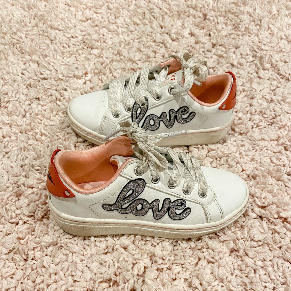 Sketcher tennis shoes